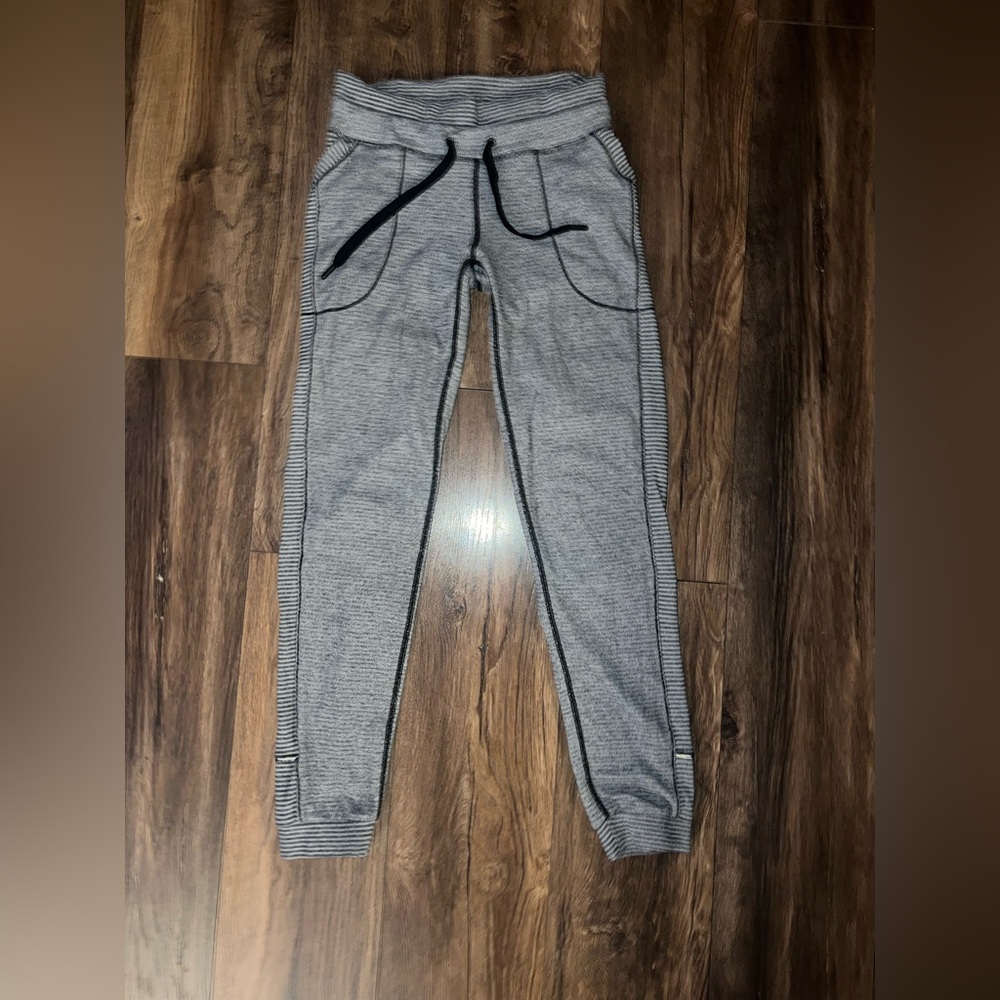 Women’s Size 4 Lululemon Jogger Sweats.